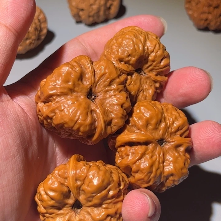 请***己桃核吊坠狮子头核桃