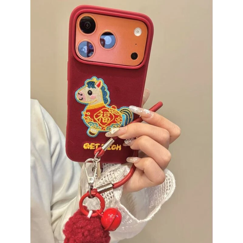 国潮风酒红底刺绣福兜小马适用于iphone17promax苹果16p手机壳15p
