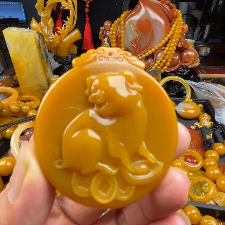未镶嵌石英质玉（黄龙玉）颈饰