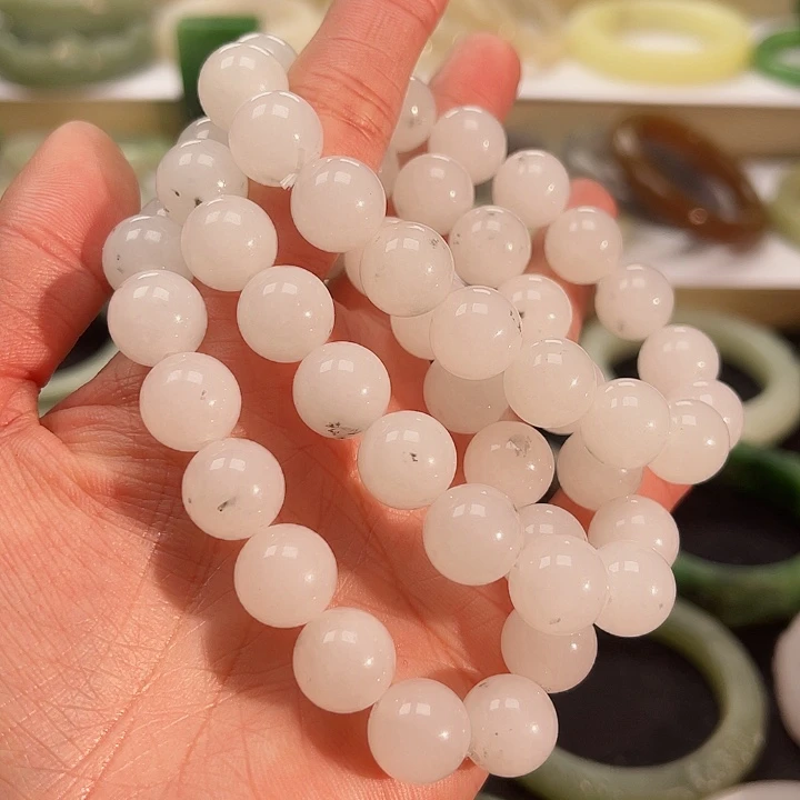 和田玉颈饰未镶嵌程**呀