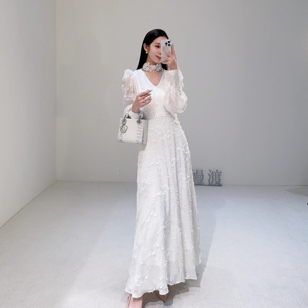 嫚渡原创长款桑蚕丝手工订珠V领白色剪花显瘦显高气质收腰连衣裙