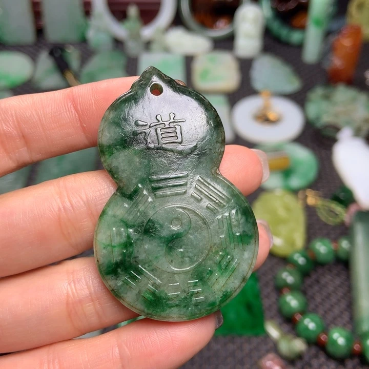 翡翠未镶嵌挂件清