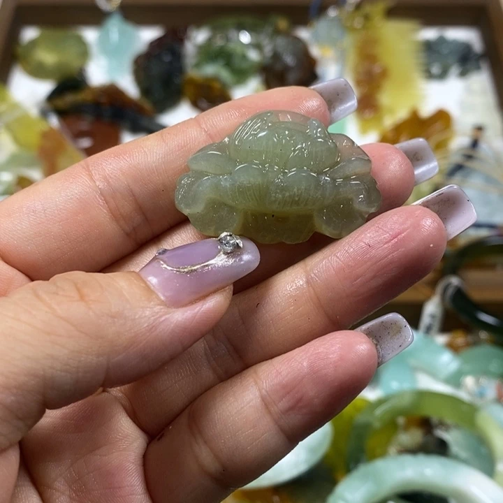 蛇纹石玉未镶嵌吊坠