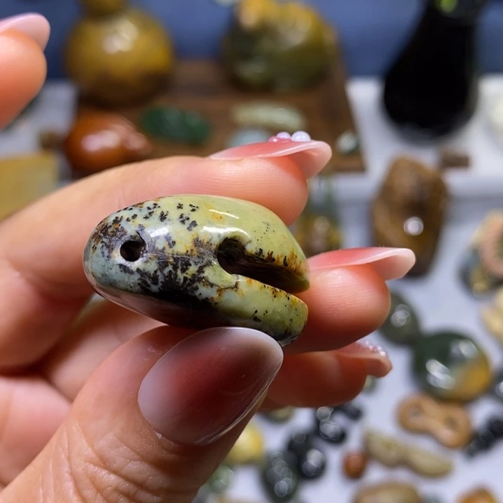 岫岩河磨玉（透闪石质玉）未镶嵌挂件微瑕特价不退换介意勿拍