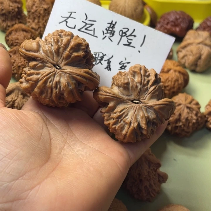 檀***越手把件雕刻核桃龙顶
