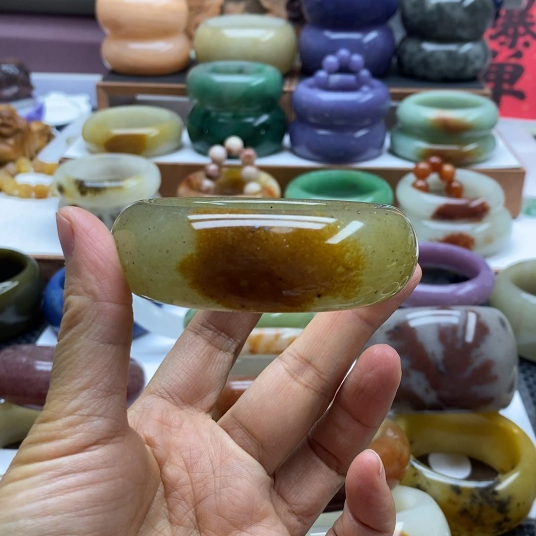 张****未镶嵌手镯石英岩玉