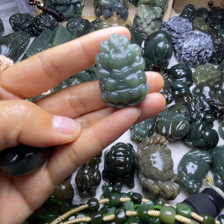 和田玉未镶嵌颈饰