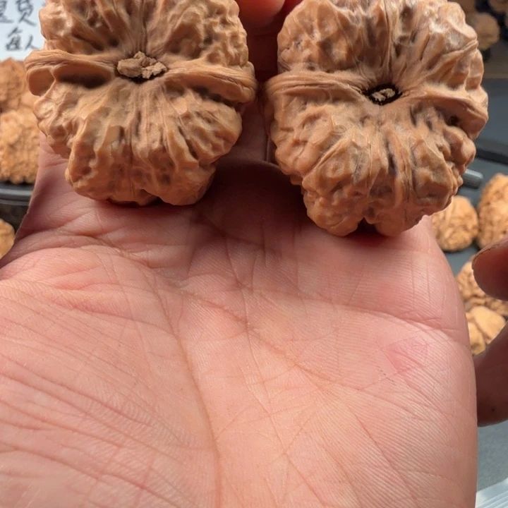 A***、文玩核桃吊坠蛤蟆的眼睛是真的好看啊