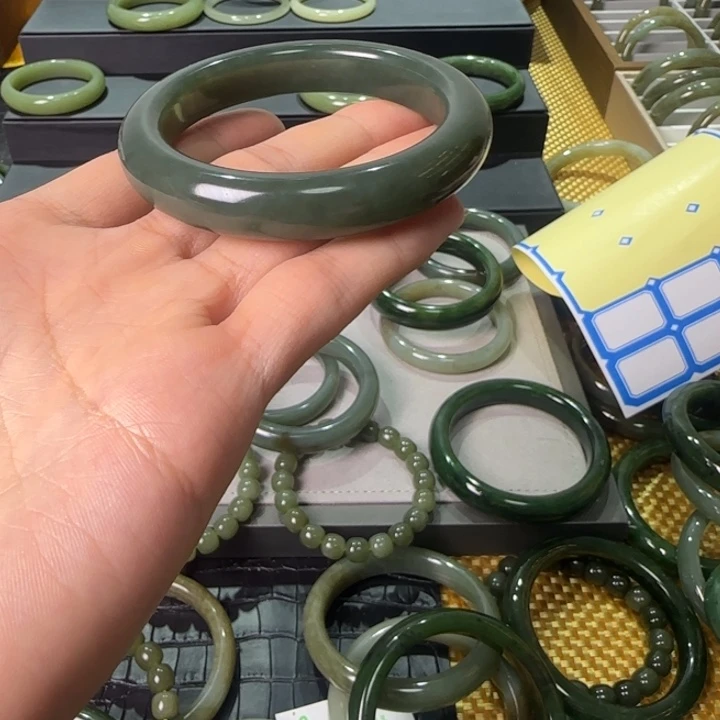 小***儿和田玉未镶嵌手镯