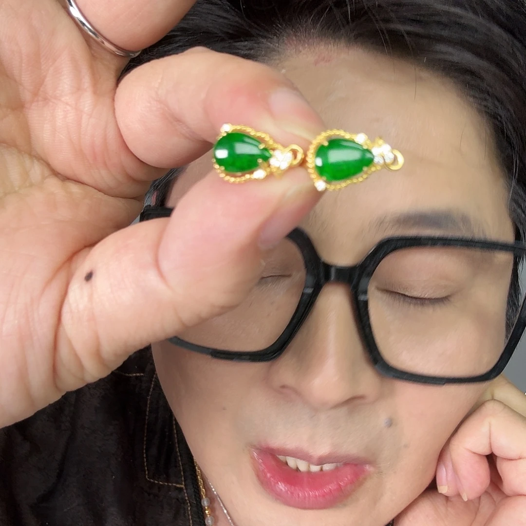 翡翠未镶嵌颈饰一对