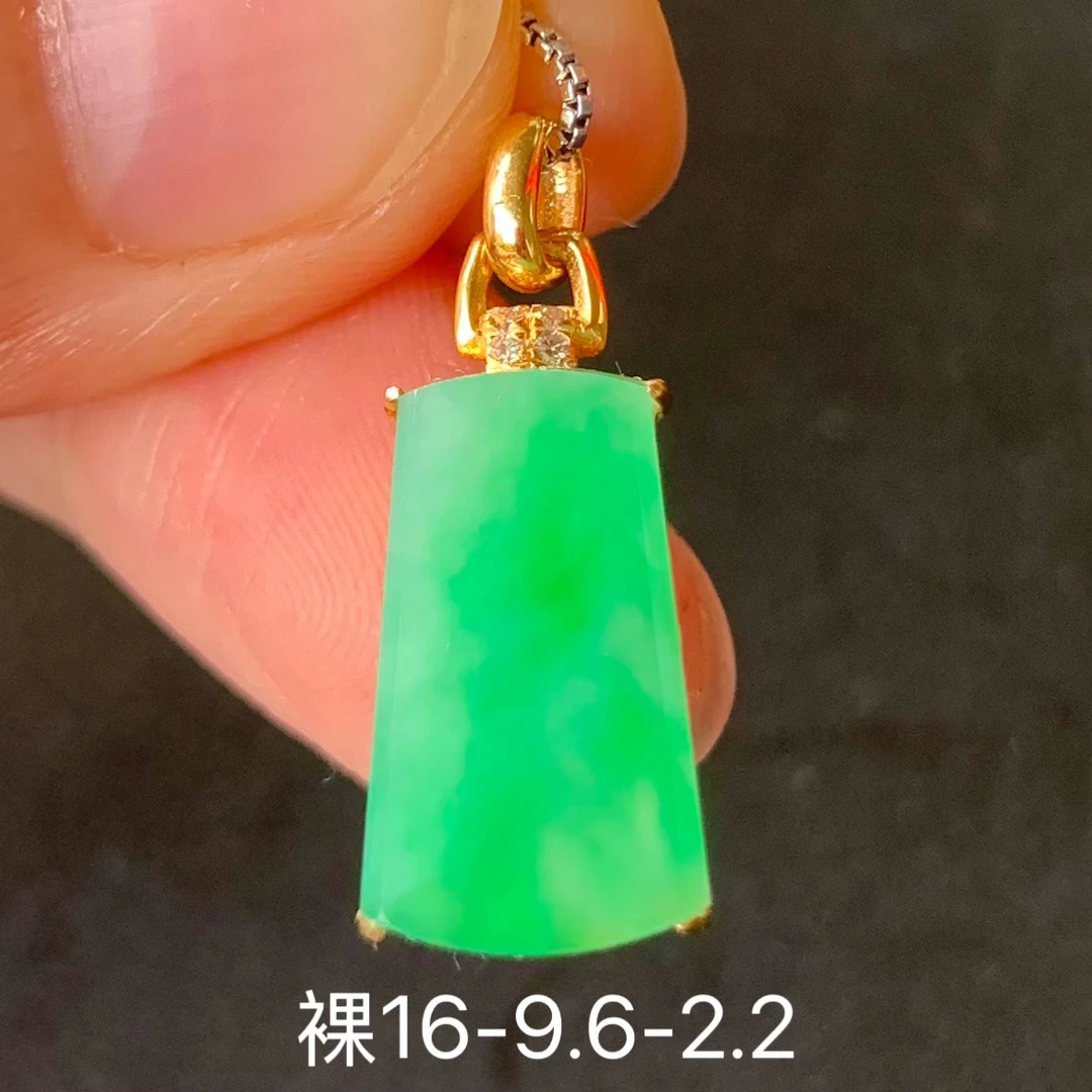 冰绿无事牌天然翡翠吊坠 镶嵌精致 女生配饰