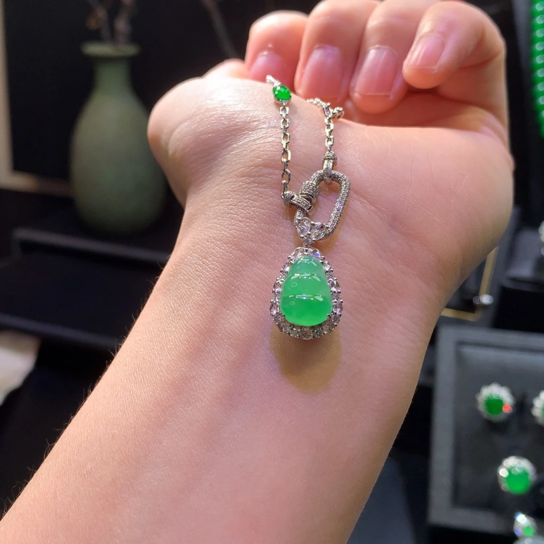 翡翠18K金镶嵌吊坠(赠链)