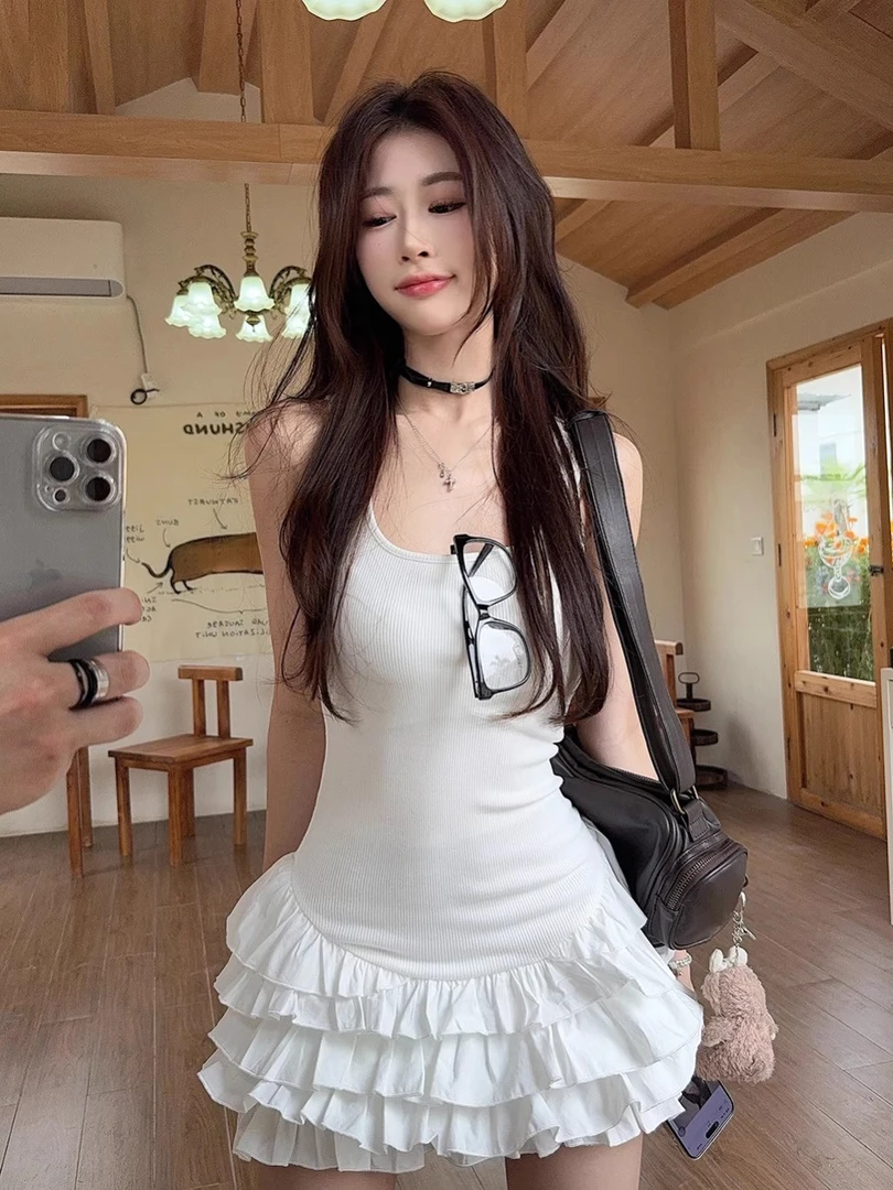 甜美白色吊带连衣裙女夏季修身收腰荷叶边蛋糕裙子芭蕾风a字短裙