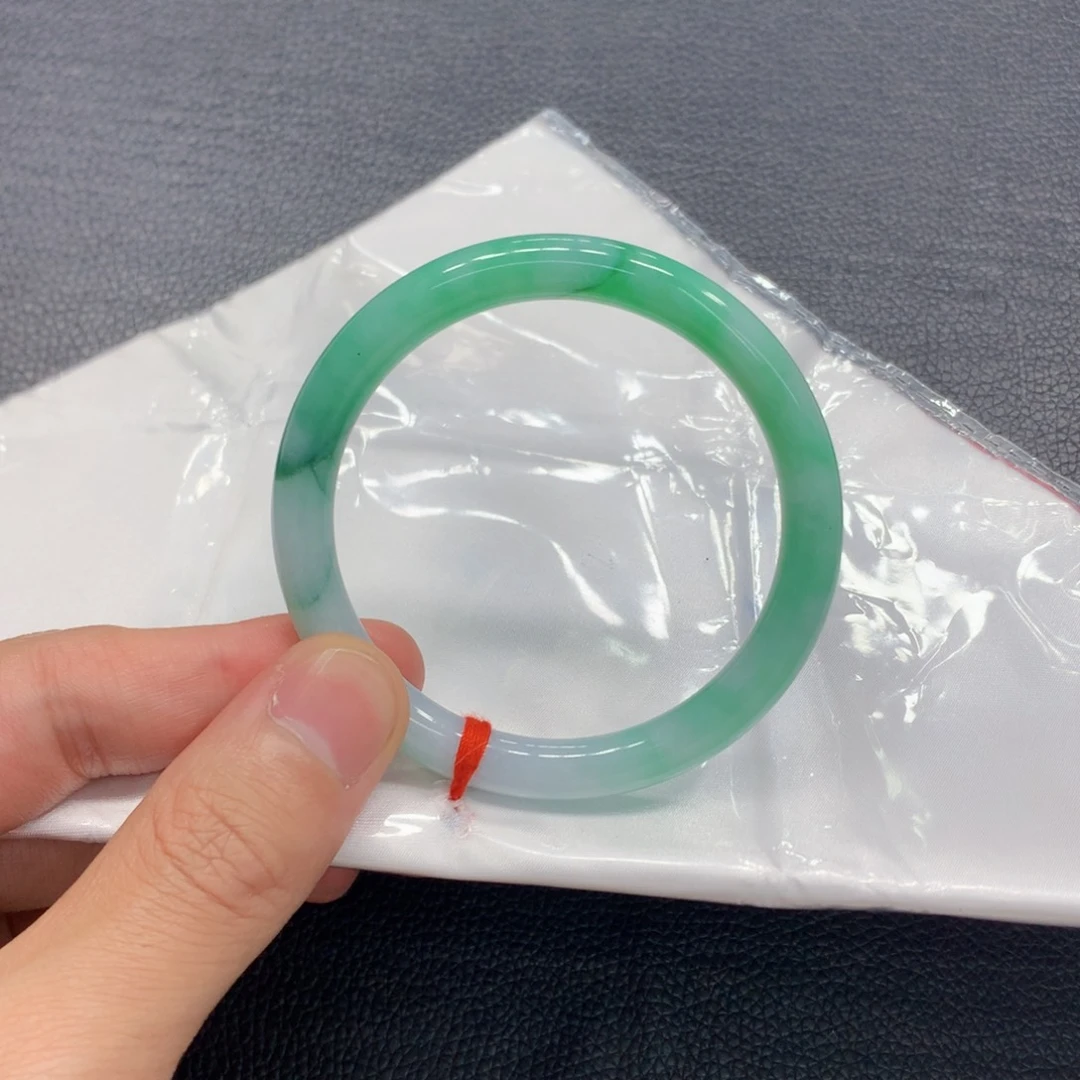 翡翠手镯未镶嵌翡翠