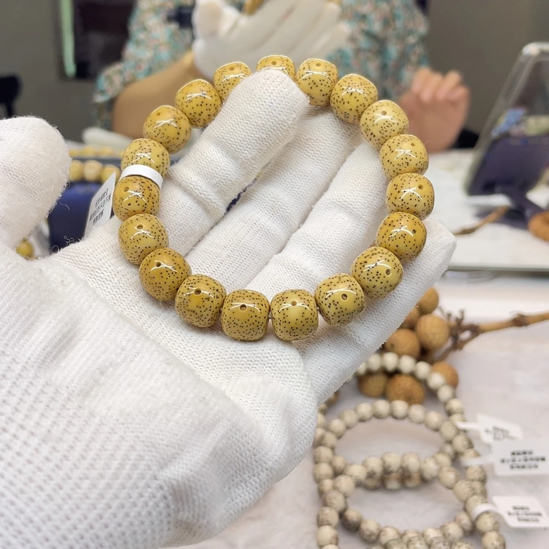 吊坠星月菩提12/11鸡油黄均匀针尖星