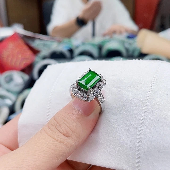 翡翠手镯未镶嵌翡翠