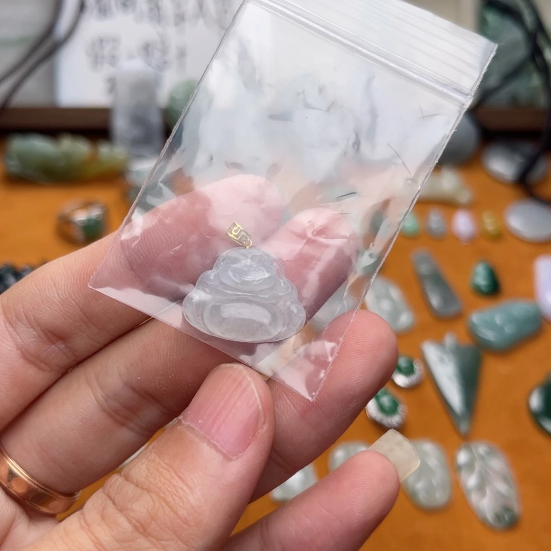 翡翠未镶嵌颈饰我***。佛公