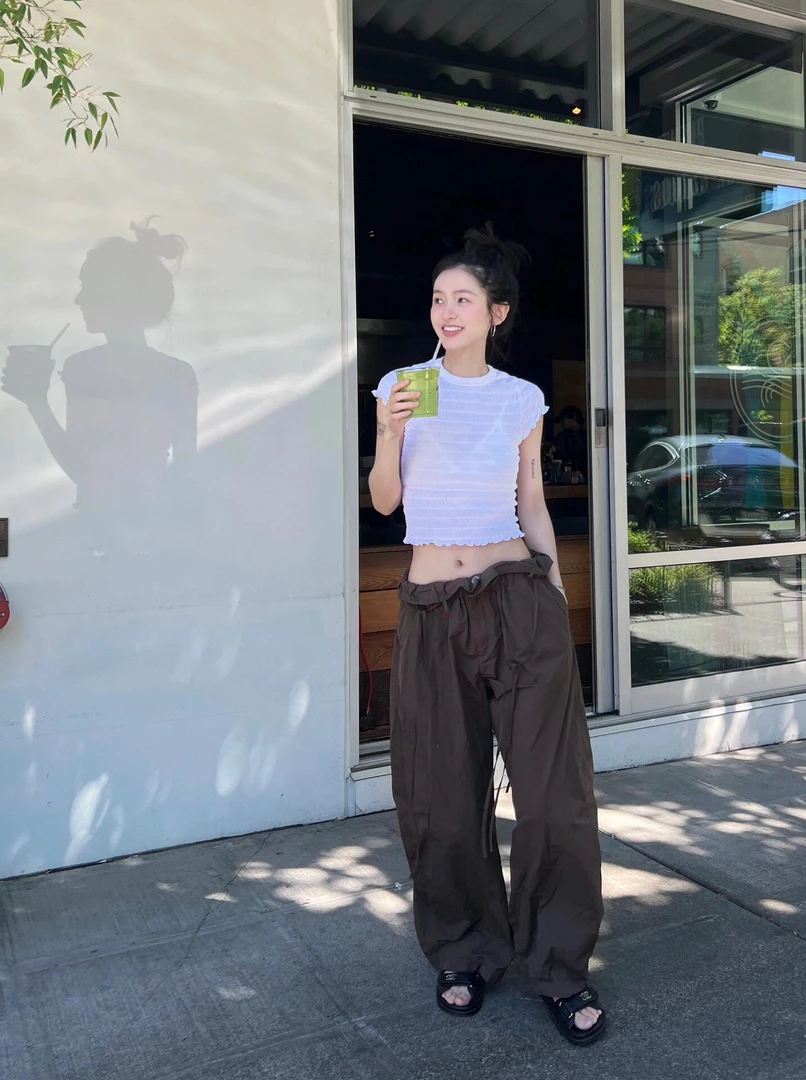 夏季圆领褶皱肌理感白色修身百搭短袖T恤咖啡色休闲阔腿裤套装