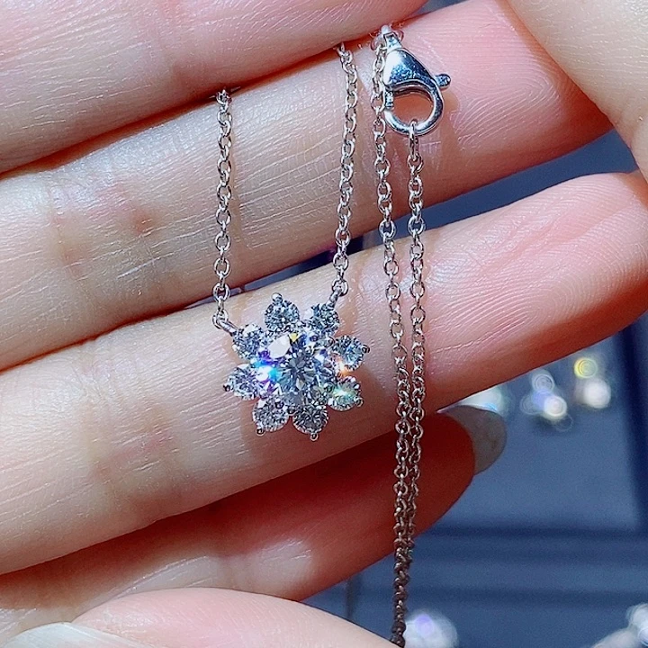 铂Pt950镶嵌实验室培育钻石57分太阳花项链