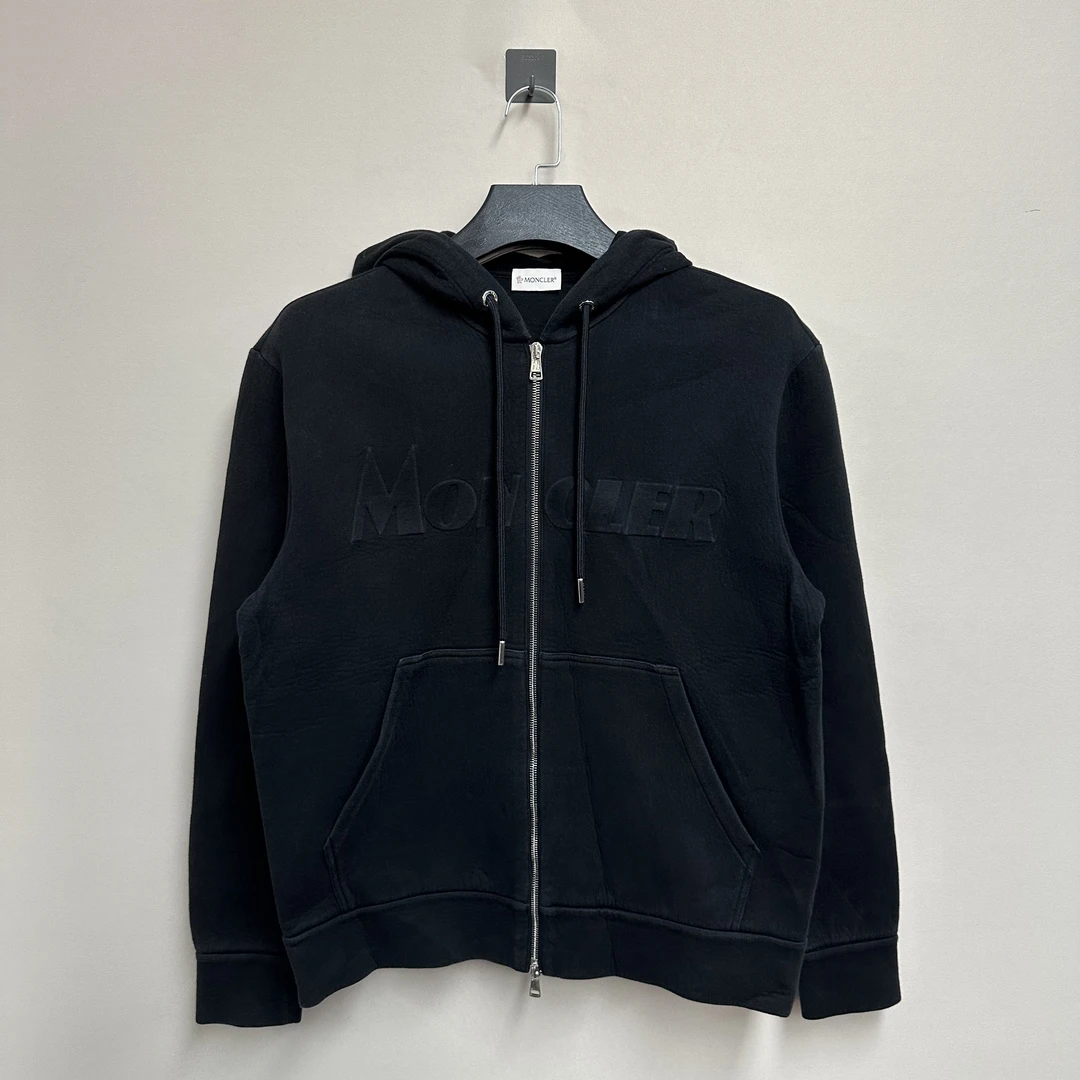 99新 MONCLER 盟可睐黑色浮雕字母拉链帽衫/XL码/价8500