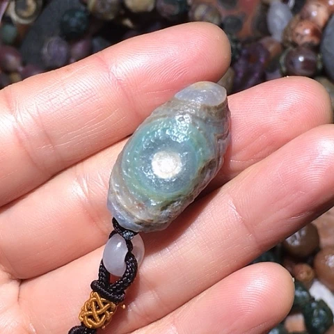 石材地表眼睛石原石吊坠