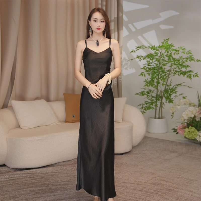 D50夏季醋酸V领吊带长裙显瘦夏季通勤褶皱连衣裙复古法式吊带裙