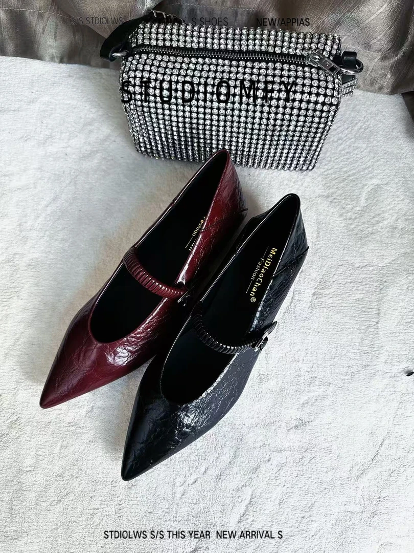 2026年早春新款平底一字式扣带休闲风气质高跟轻职风单鞋尖头女士