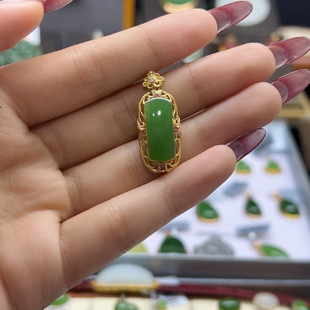 和田玉18K金镶嵌吊坠(赠链)