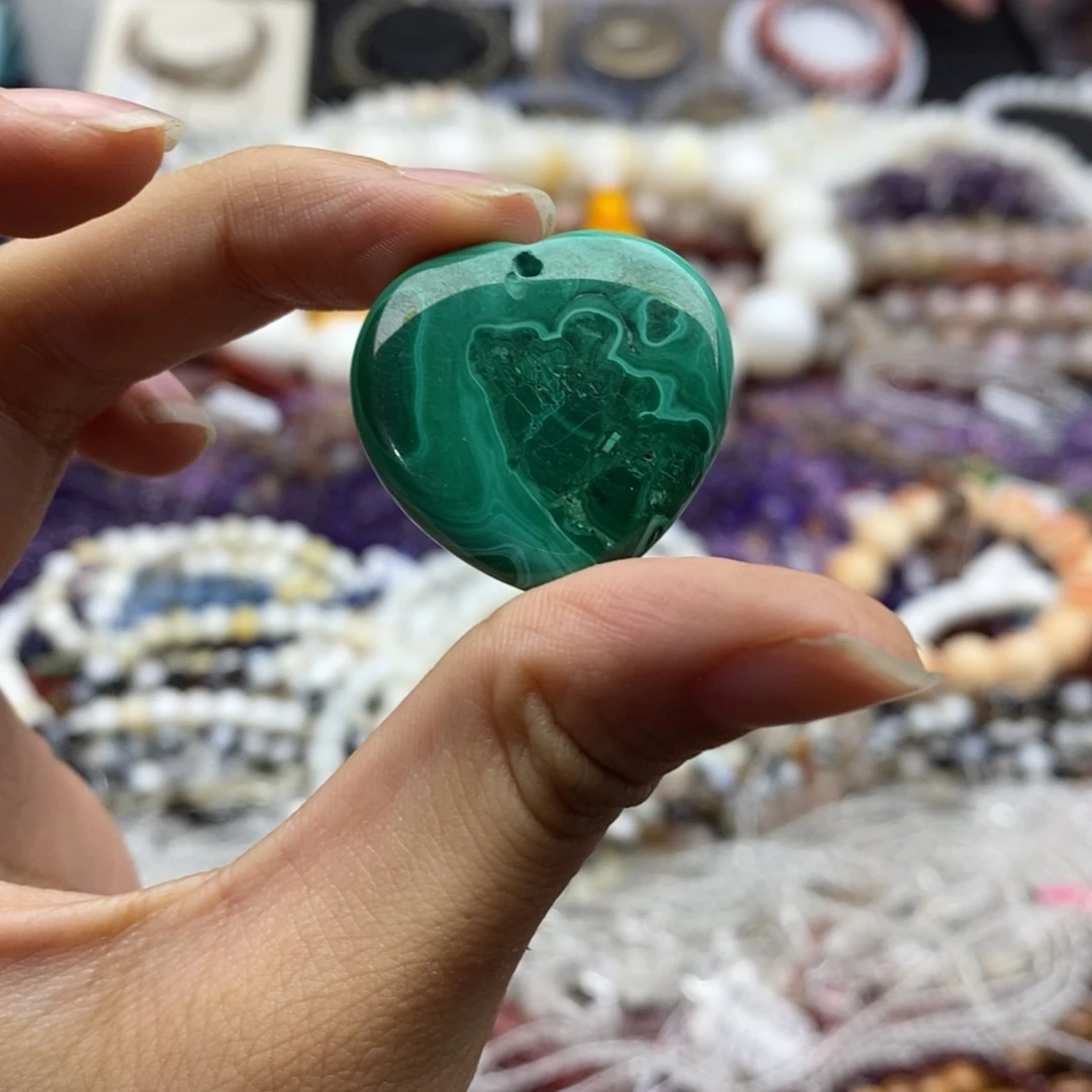 未镶嵌玛瑙/玉髓珠宝半成品一个纯天然孔雀石爱心吊坠