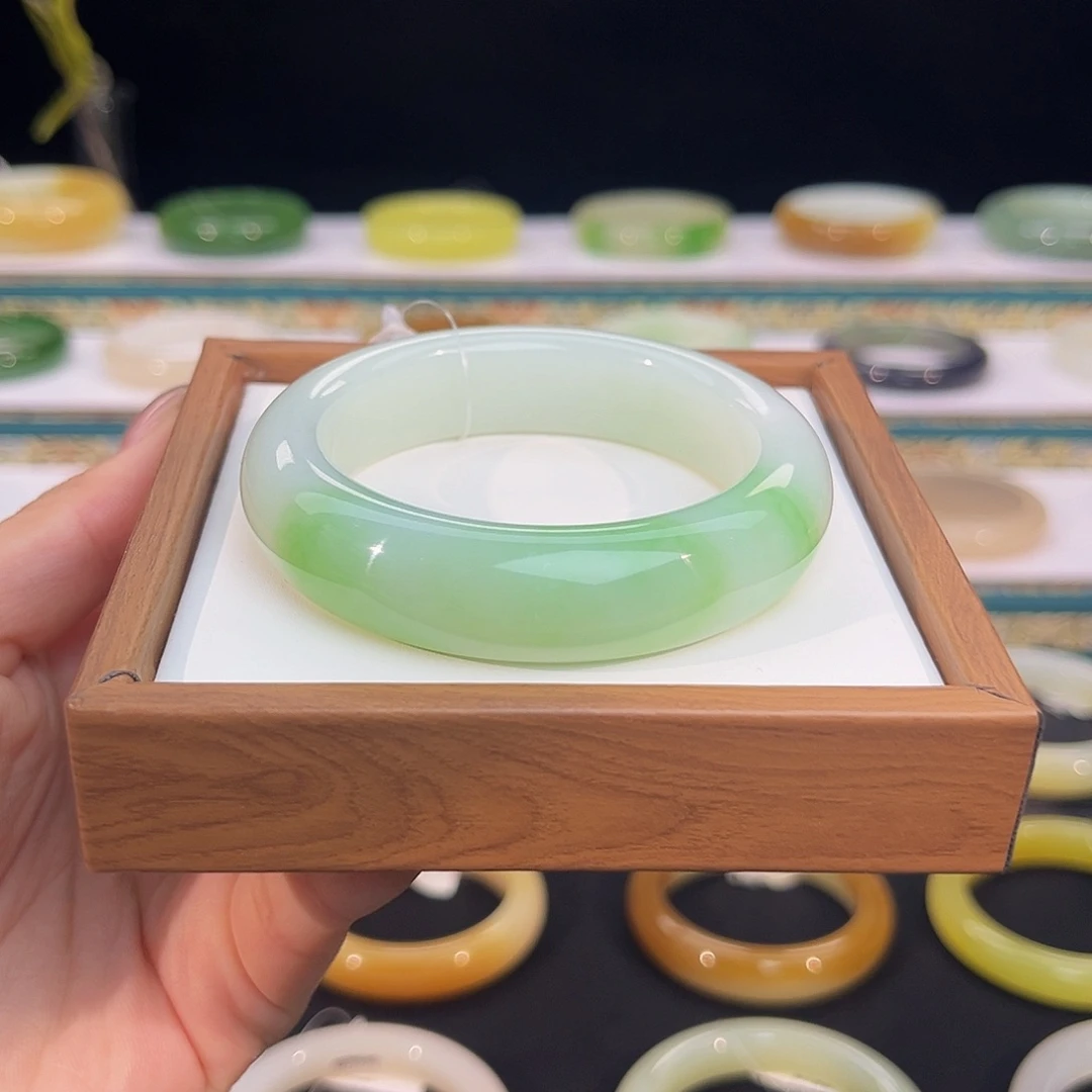 未镶嵌手镯和田玉白底翠青小胖子