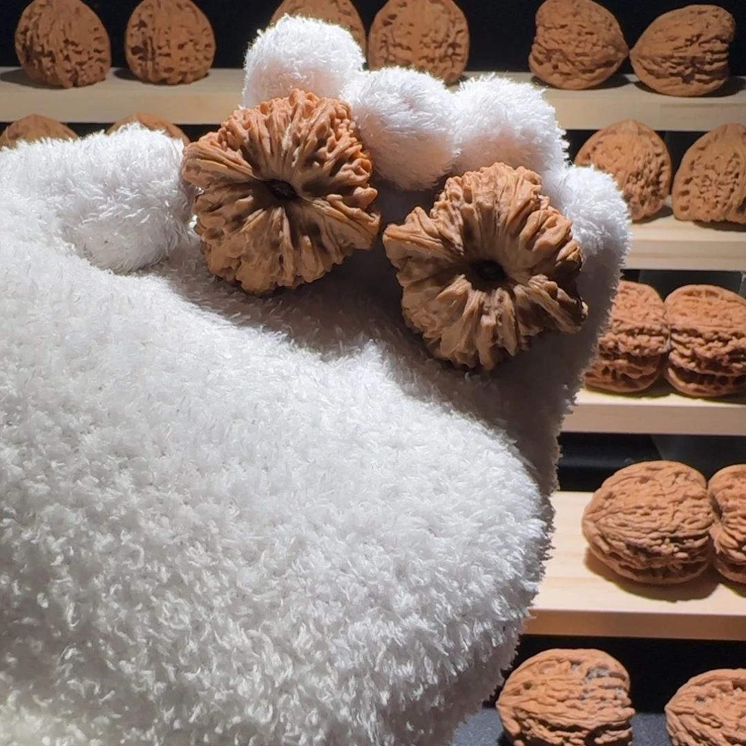 L***i文玩核桃吊坠38全家福奥迪