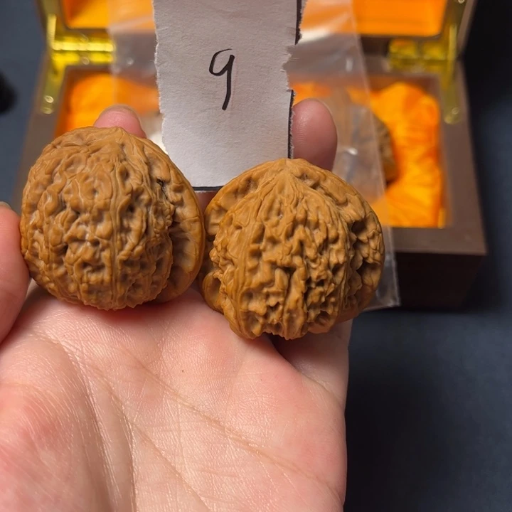 文玩核桃吊坠白狮子