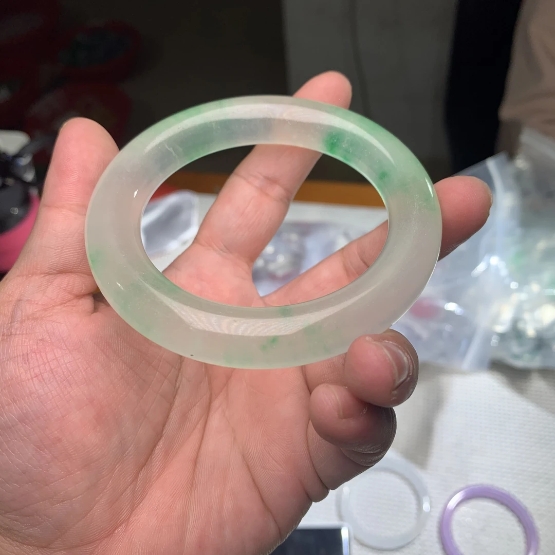 8  老矿白底青飘花手镯