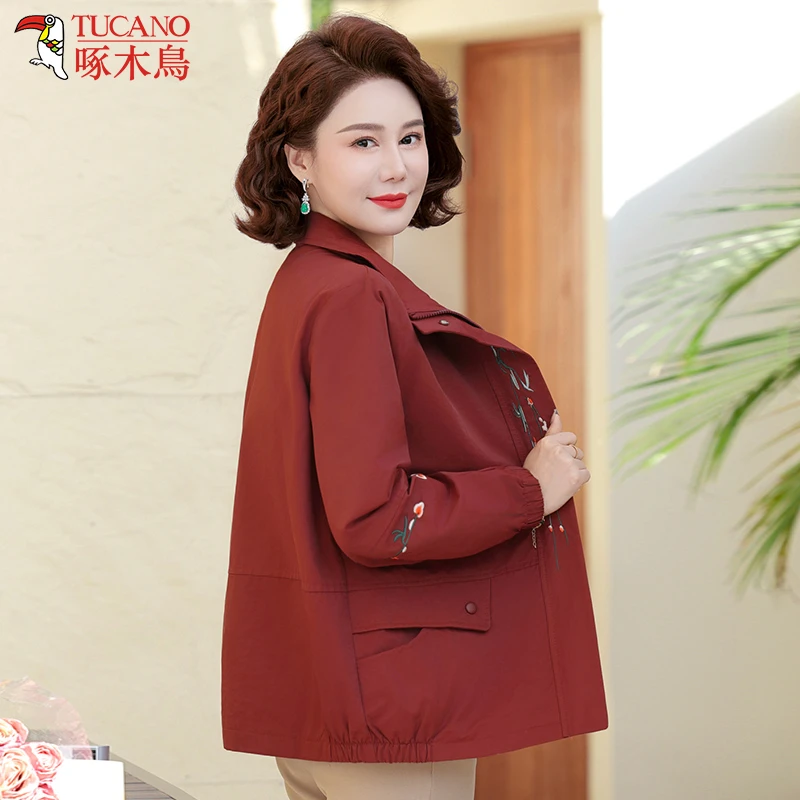 啄木鸟时尚妈妈秋装洋气绣花外套休闲上衣中老年女装宽松短款风衣