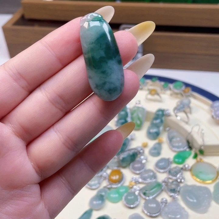 翡翠未镶嵌颈饰福瓜