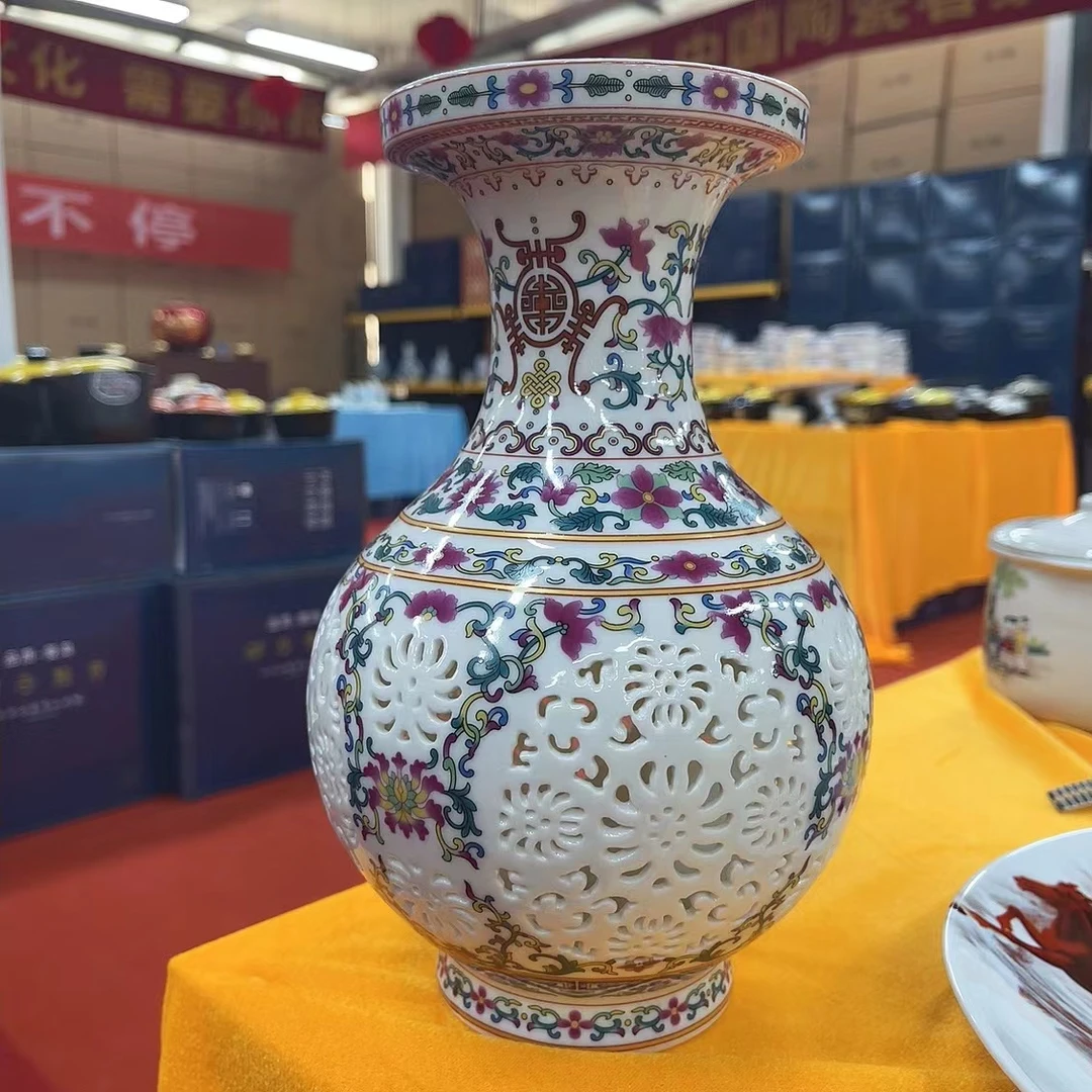 景德镇粉彩镂空赏瓶