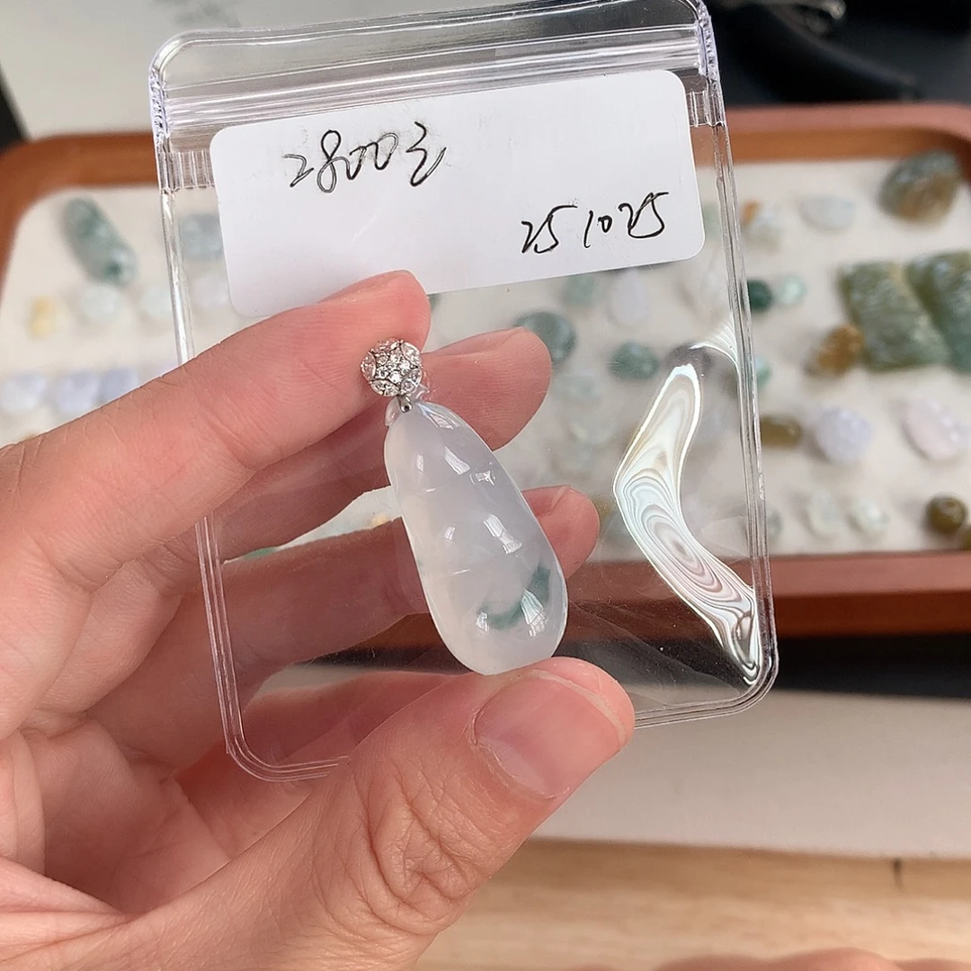 翡翠18K金镶嵌颈饰豆