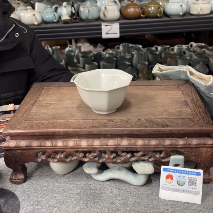 摆件月白釉八方杯