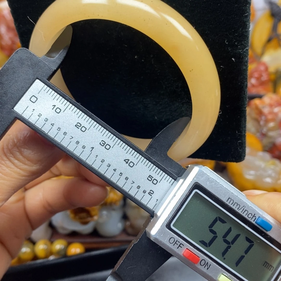 未镶嵌石英质玉（黄龙玉）颈饰