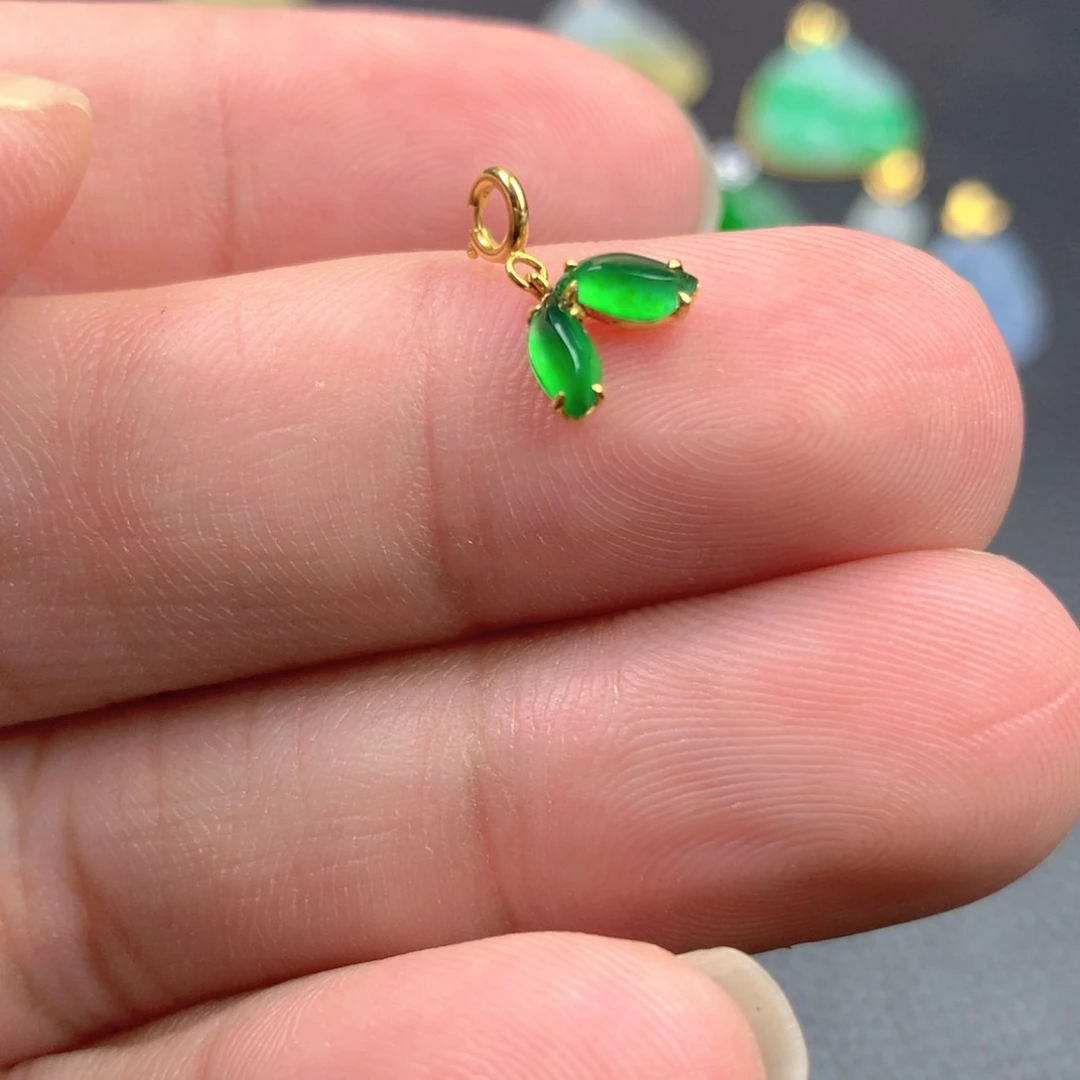 【闪购商品】颈饰18K金镶嵌翡翠与**冯翡翠