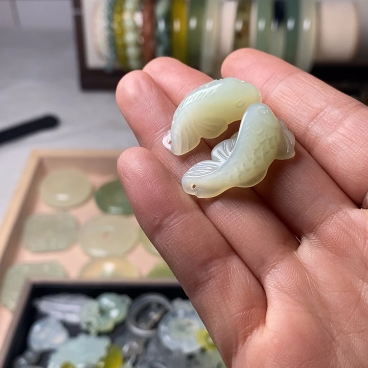 蛇纹石玉颈饰未镶嵌