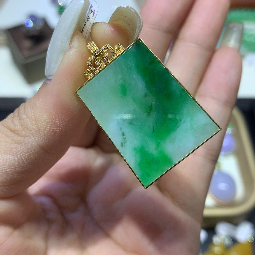 翡翠18K金镶嵌颈饰