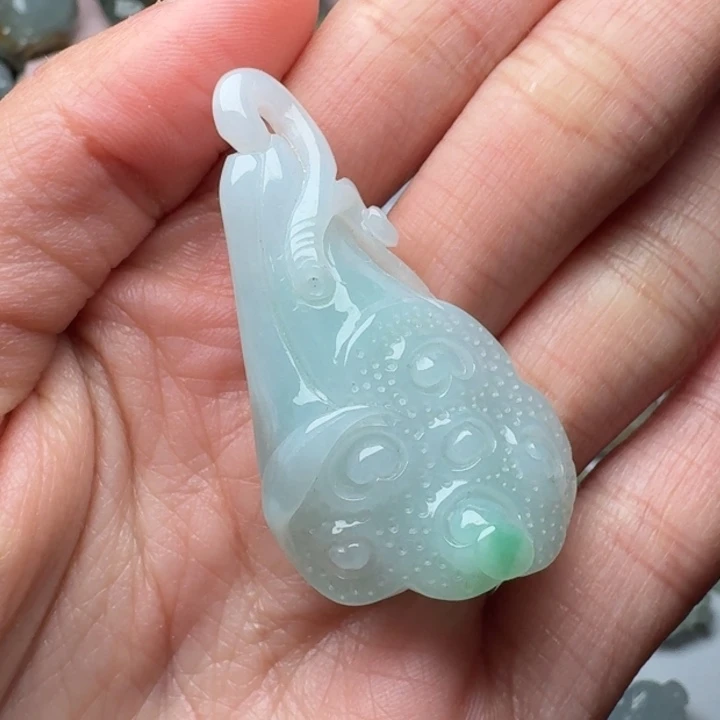 翡翠未镶嵌颈饰莲蓬