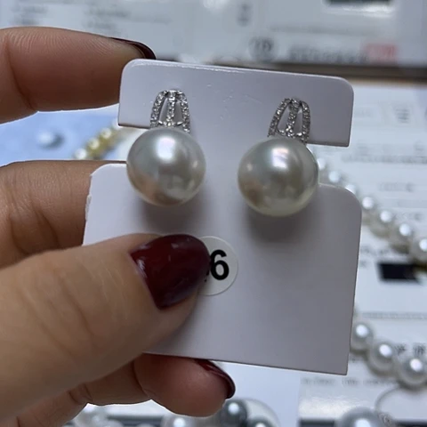 18K金镶嵌海水珍珠耳饰