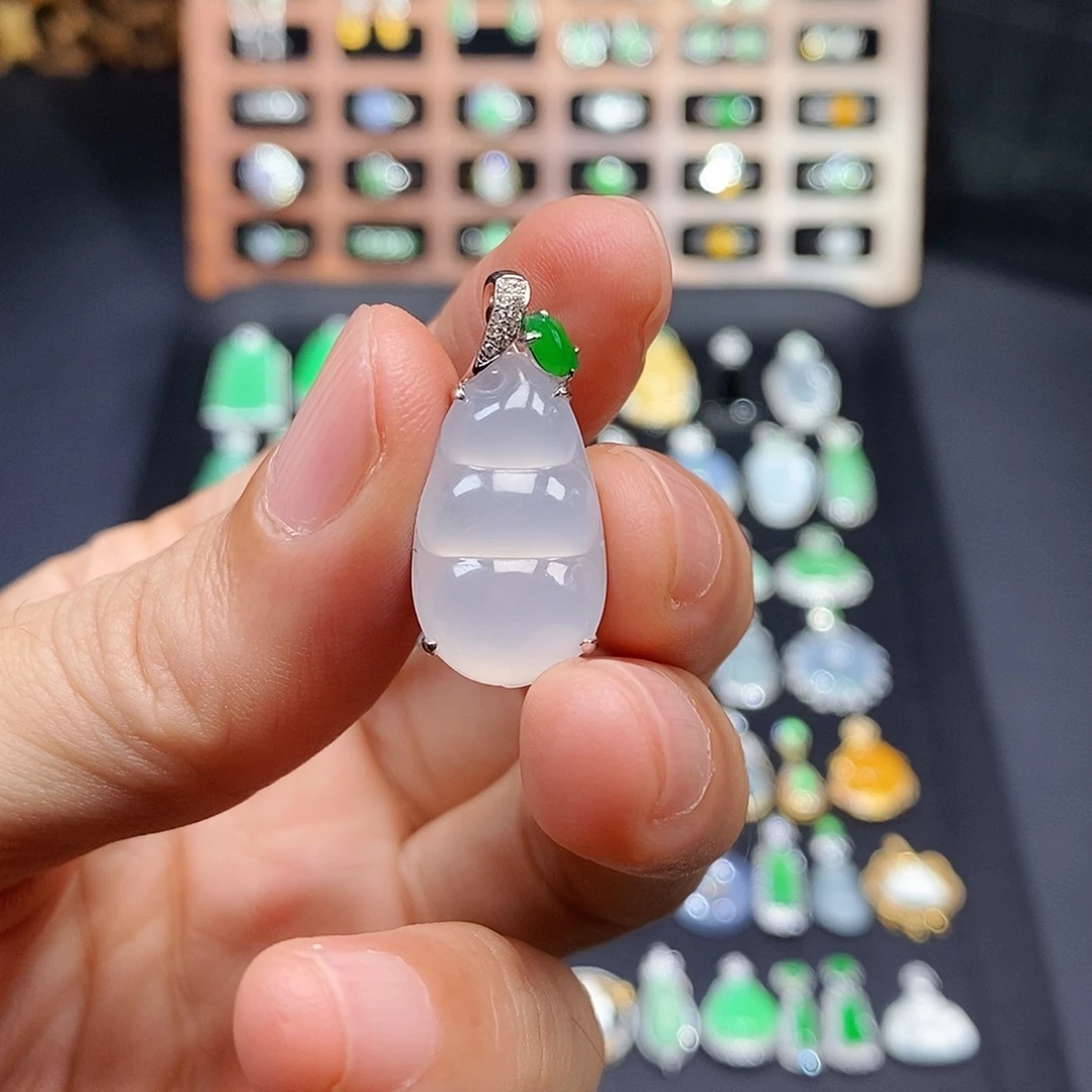 翡翠18K金镶嵌颈饰福豆