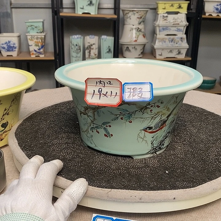 紫砂的花盆很漂亮