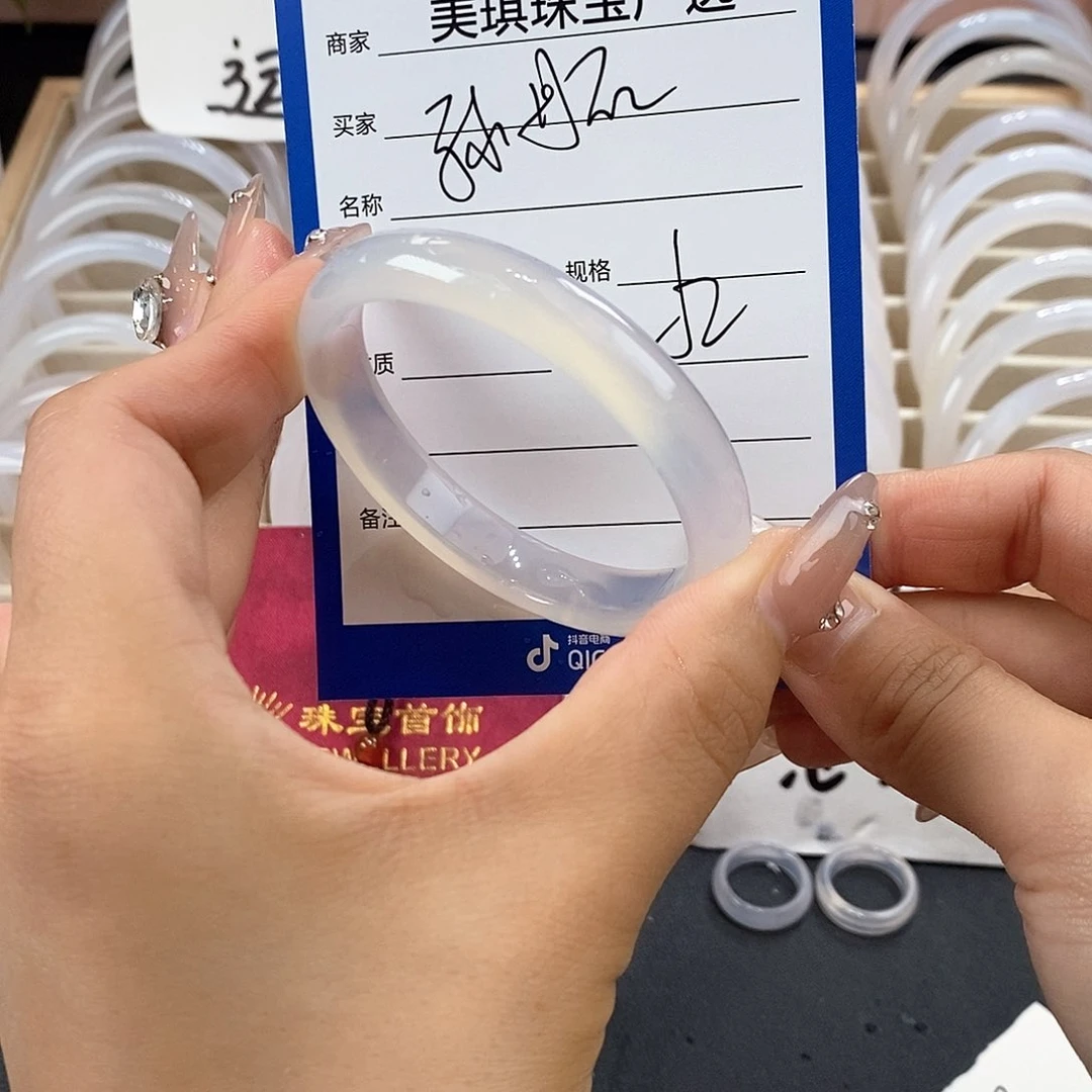 玛瑙/玉髓手镯未镶嵌孙**?