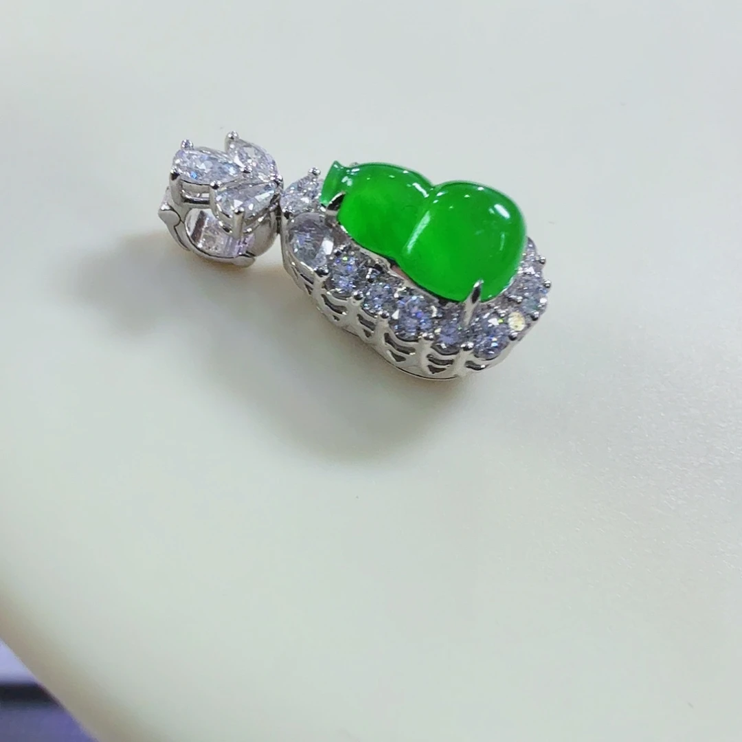 翡翠18K金镶嵌颈饰葫芦