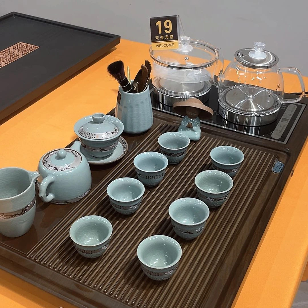 茶盘上有两只手放到桌上了