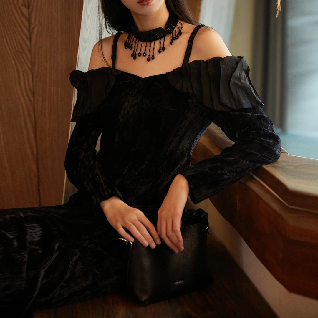 西町村屋丝绒长袖连衣裙女秋冬新款国风气质一字肩长裙ED8502002